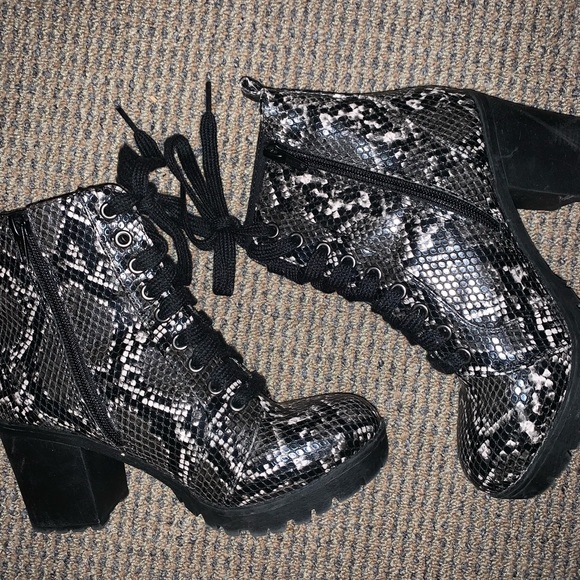 Snake boots - Picture 1 of 1